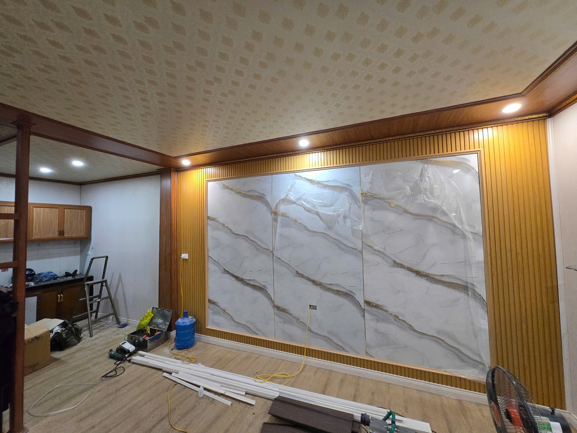 Thi công ốp tường phòng khách