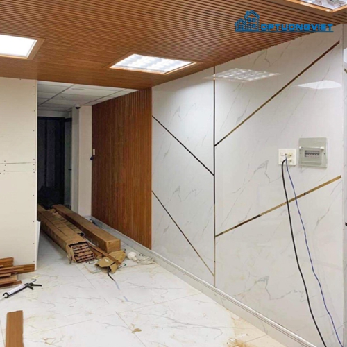 Hướng Dẫn Thi Công Ốp Tường PVC Vân Đá Phòng Khách Chuẩn Kỹ Thuật A-Z